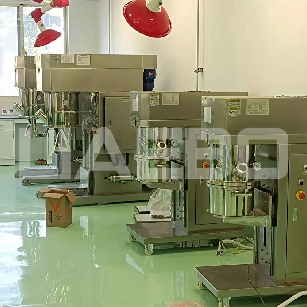 江西某企業(yè)50L行星攪拌機(jī)調(diào)試成功