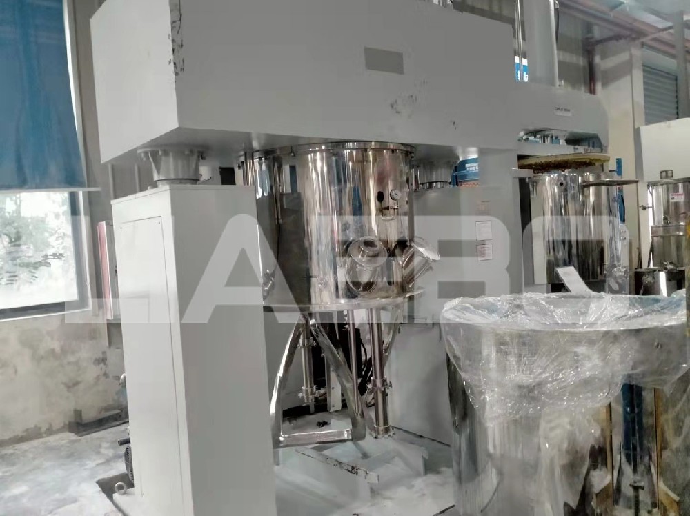 安徽某公司600L行星攪拌機(jī)調(diào)試成功